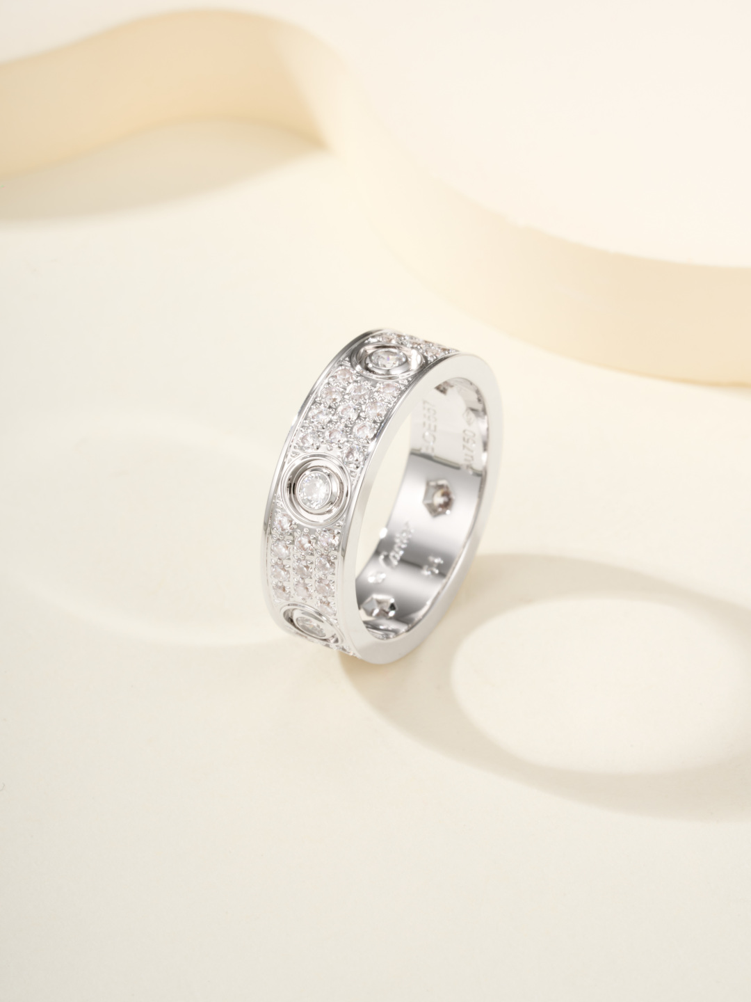 批发价
奢品推荐 love 宽版六钻满天星对戒💍（尺寸56789美号）
✨现在的情侣十有八九都会选择lo