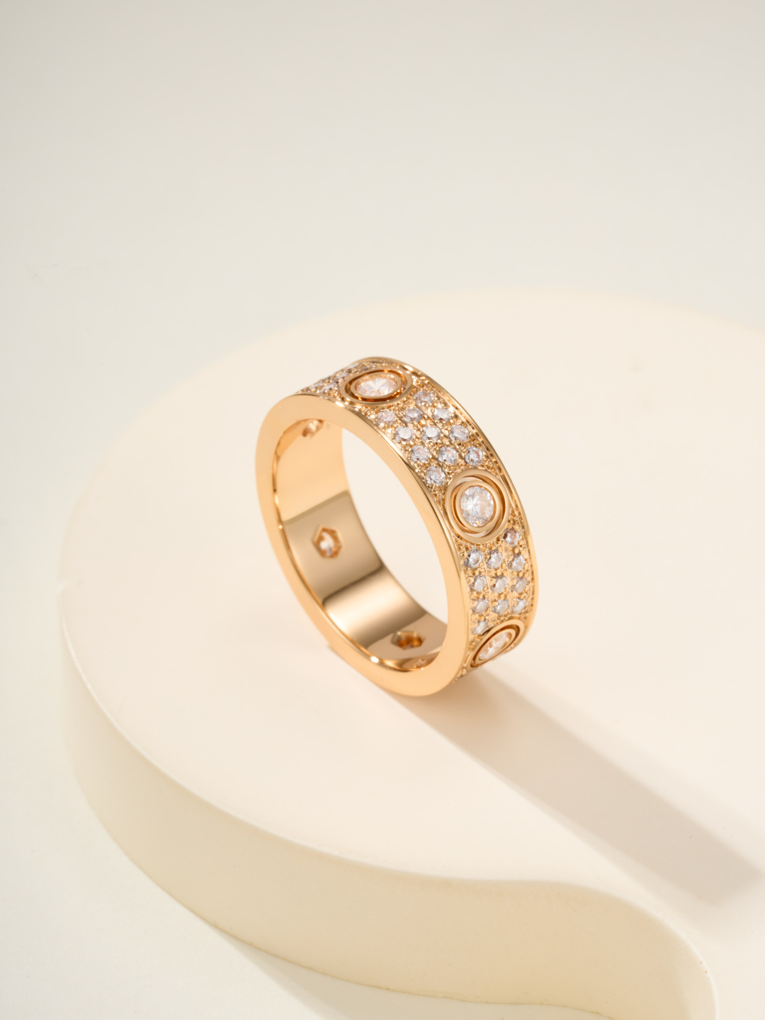 批发价
奢品推荐 love 宽版六钻满天星对戒💍（尺寸56789美号）
✨现在的情侣十有八九都会选择lo