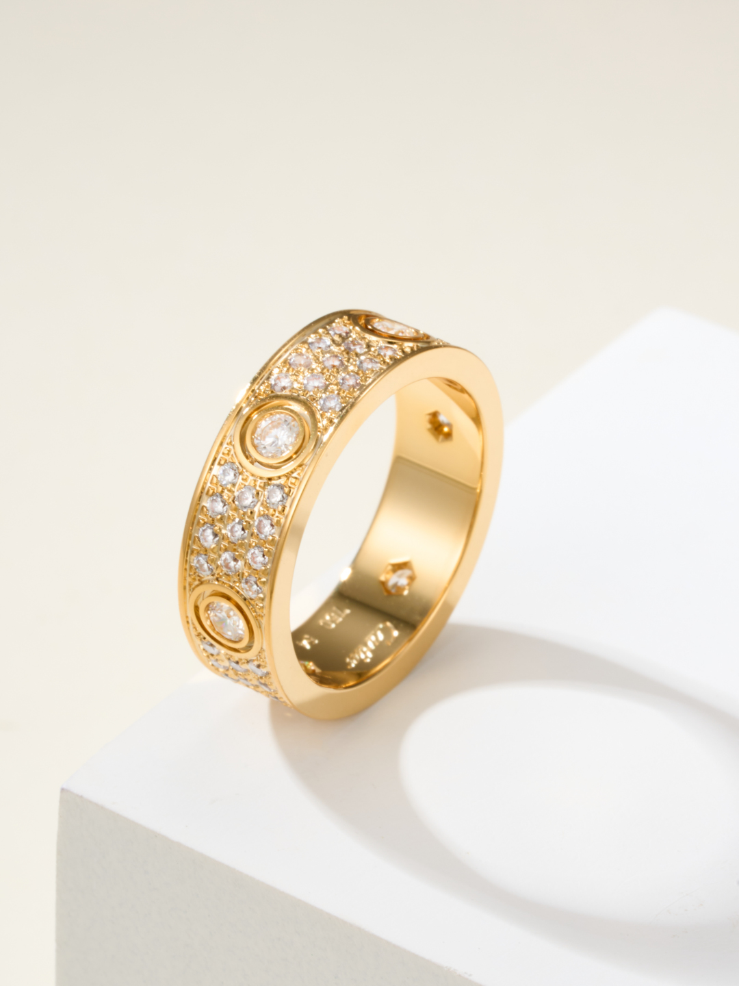 批发价
奢品推荐 love 宽版六钻满天星对戒💍（尺寸56789美号）
✨现在的情侣十有八九都会选择lo