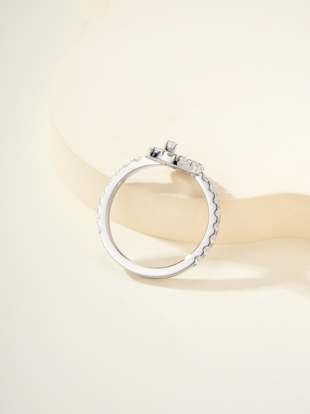 批发价
finesse小Q戒指💍诠释极致魅力，戒指尺寸5678号
当精湛工艺邂逅创新设计，Q 戒指应运