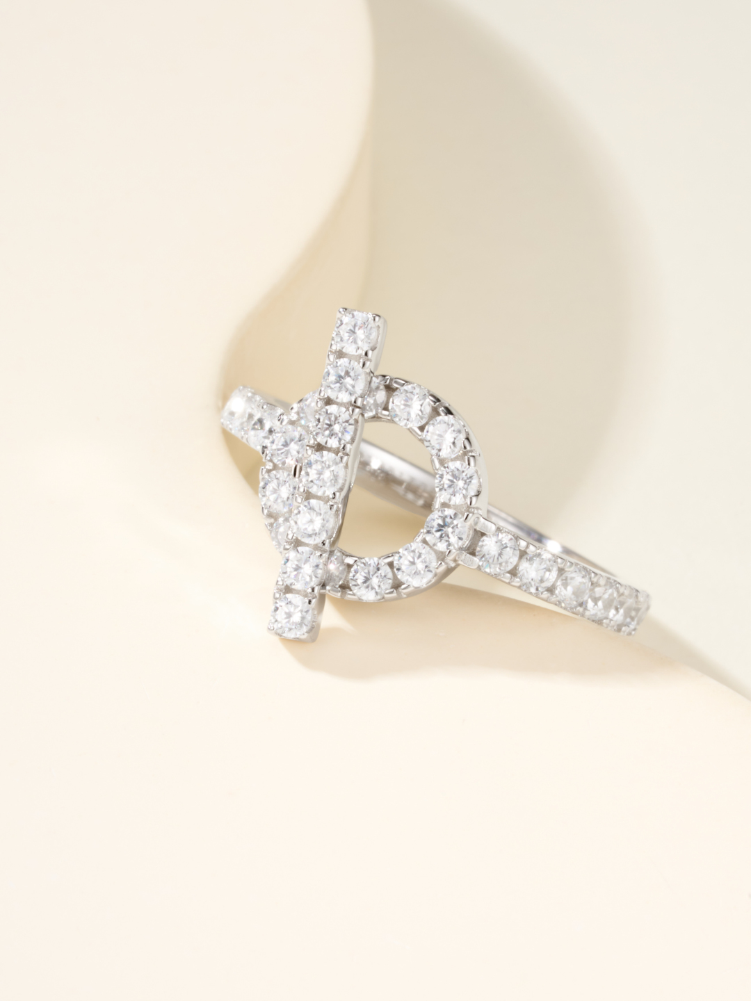 批发价
finesse小Q戒指💍诠释极致魅力，戒指尺寸5678号
当精湛工艺邂逅创新设计，Q 戒指应运