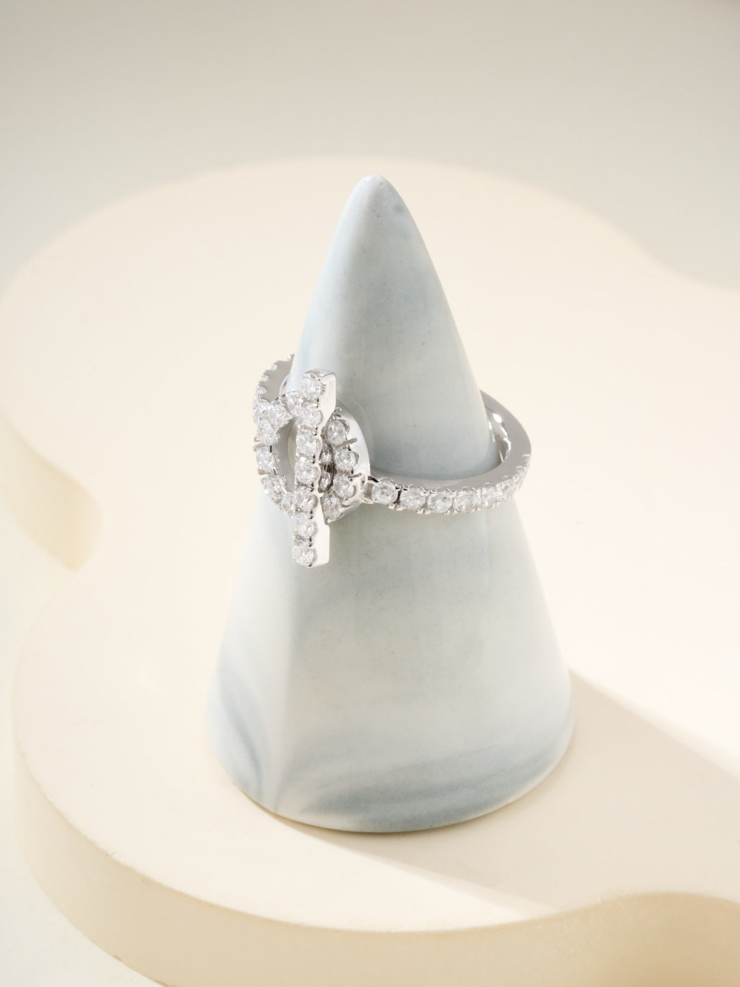 批发价
finesse小Q戒指💍诠释极致魅力，戒指尺寸5678号
当精湛工艺邂逅创新设计，Q 戒指应运