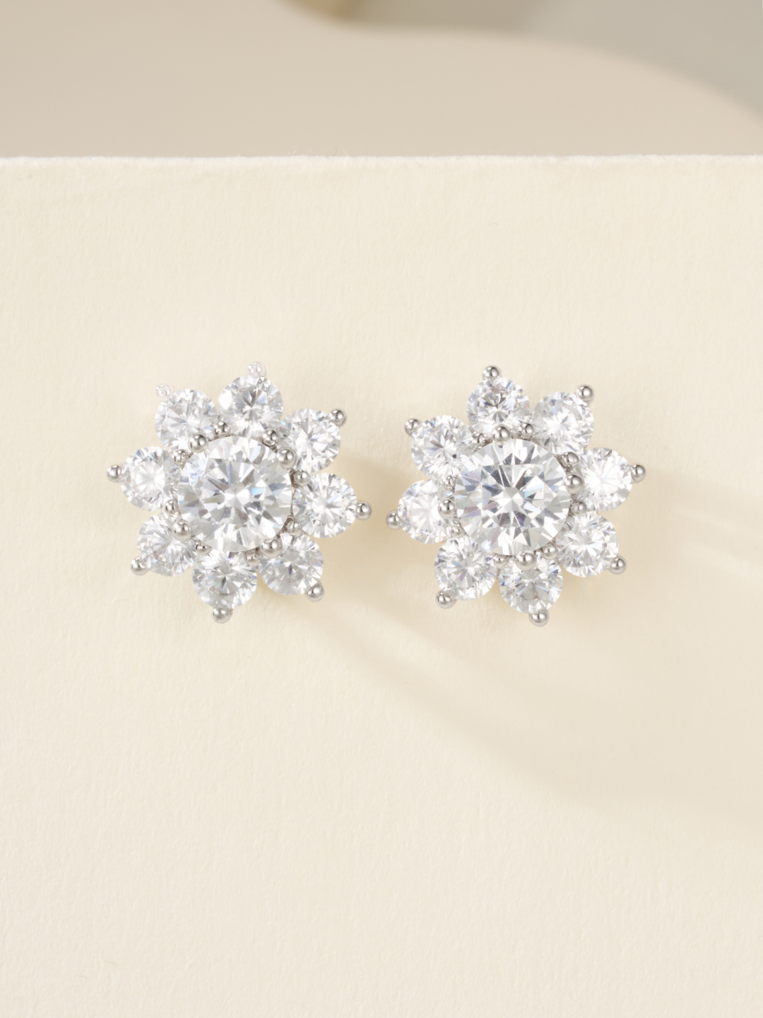 Aretes Harry Winston Sunflower: Elegancia y brillo en cada detalle