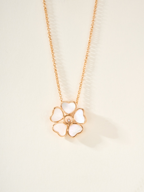 Chopard Happy Hearts Flowers Necklace with Dancing Diamond and Mother-of-Pearl 1 Chopard Happy Hearts Flowers Necklace with Dancing Diamond and Mother-of-Pearl