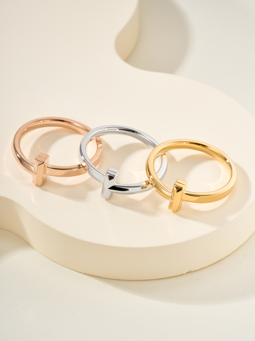 Tiffany & Co. T1 Anillo Estrecho Sin Diamantes: Elegancia Minimalista