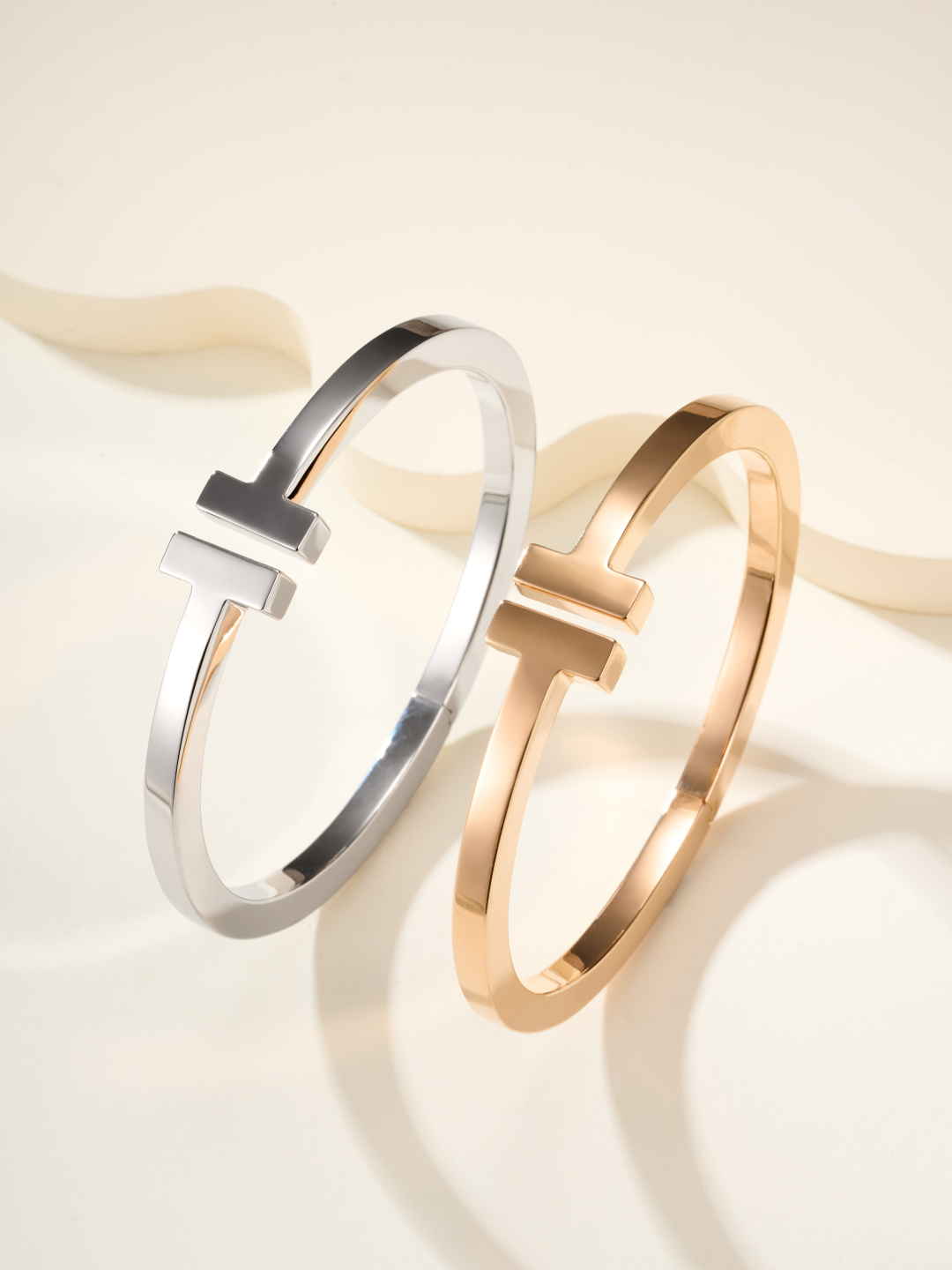 Elegante Brazalete Tiffany & Co. T Series en Oro de 18K para Hombre y Mujer
