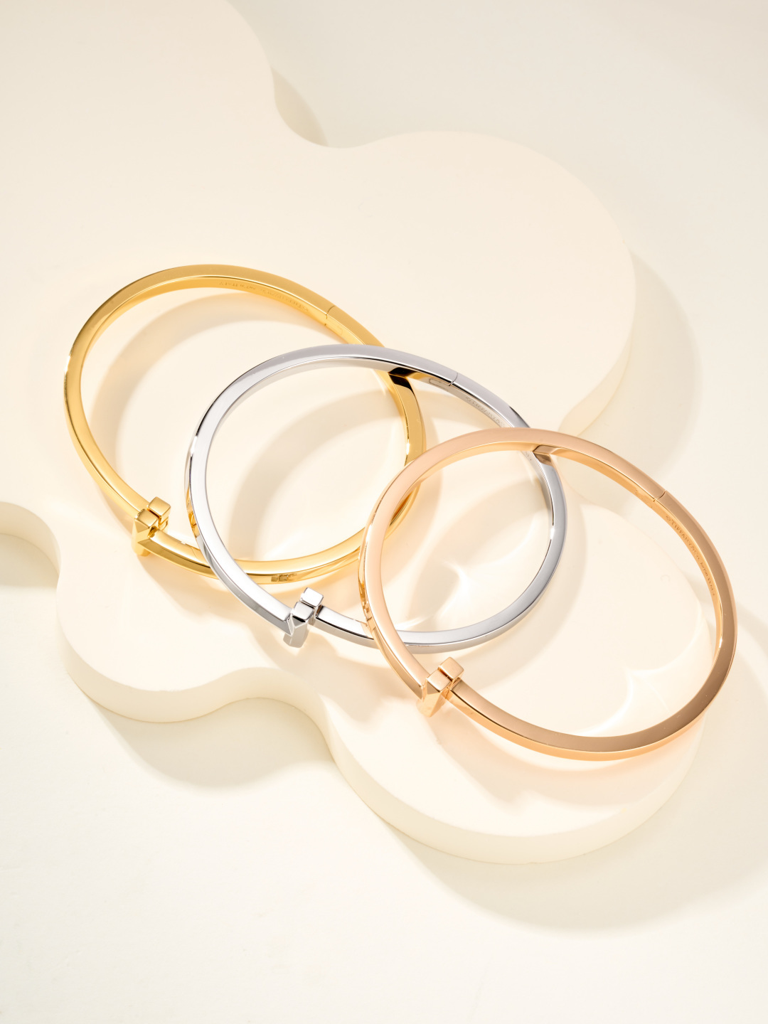 NO:379847,The new T1 narrow diamond-free bracelet As a new work of T's classic design, the T1 series continues the brand's iconic 'T' pattern, incorporates unique craftsmanship design, and captures the characteristics of modern women, creating fashionable and avant-garde jewelry works. The new T1 bracelet took 3 months to open and overcome various craftsmanship problems. We have achieved a perfect replica of ZP~, jewelry quality, bracelet19860909新款T1窄式无钻手镯 作为T经典设计的焕新之作,T1系列延续品牌标志性的“T”形图案,融入别具一格的匠心设计,并捕捉现代女性特质,打造出时尚又前卫的珠宝作品 全新T1手镯,历时开版3个月,攻克各种工艺难题,我们做到了ZP完美复刻～,饰品精品,bracelet,Jewelry