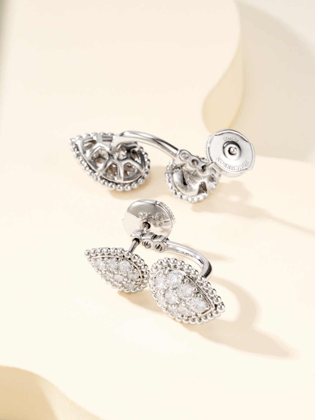 批发价💰150
Boucheron宝诗龙Serpent Bohème系列水滴满钻耳环，璀璨水滴尽显灵动魅力。
无论你是日常佩戴还是参加活动，都在举手投足间透露着独一无二的美丽。
