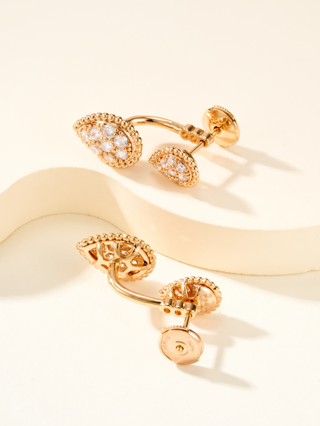 批发价💰150
Boucheron宝诗龙Serpent Bohème系列水滴满钻耳环，璀璨水滴尽显灵动魅力。
无论你是日常佩戴还是参加活动，都在举手投足间透露着独一无二的美丽。
