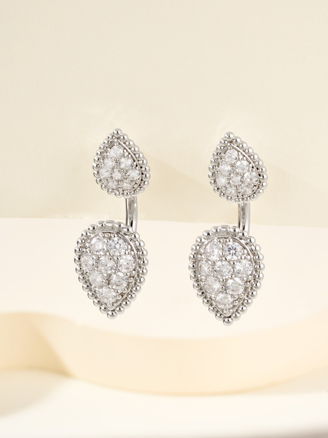 批发价💰150
Boucheron宝诗龙Serpent Bohème系列水滴满钻耳环，璀璨水滴尽显灵动魅力。
无论你是日常佩戴还是参加活动，都在举手投足间透露着独一无二的美丽。
