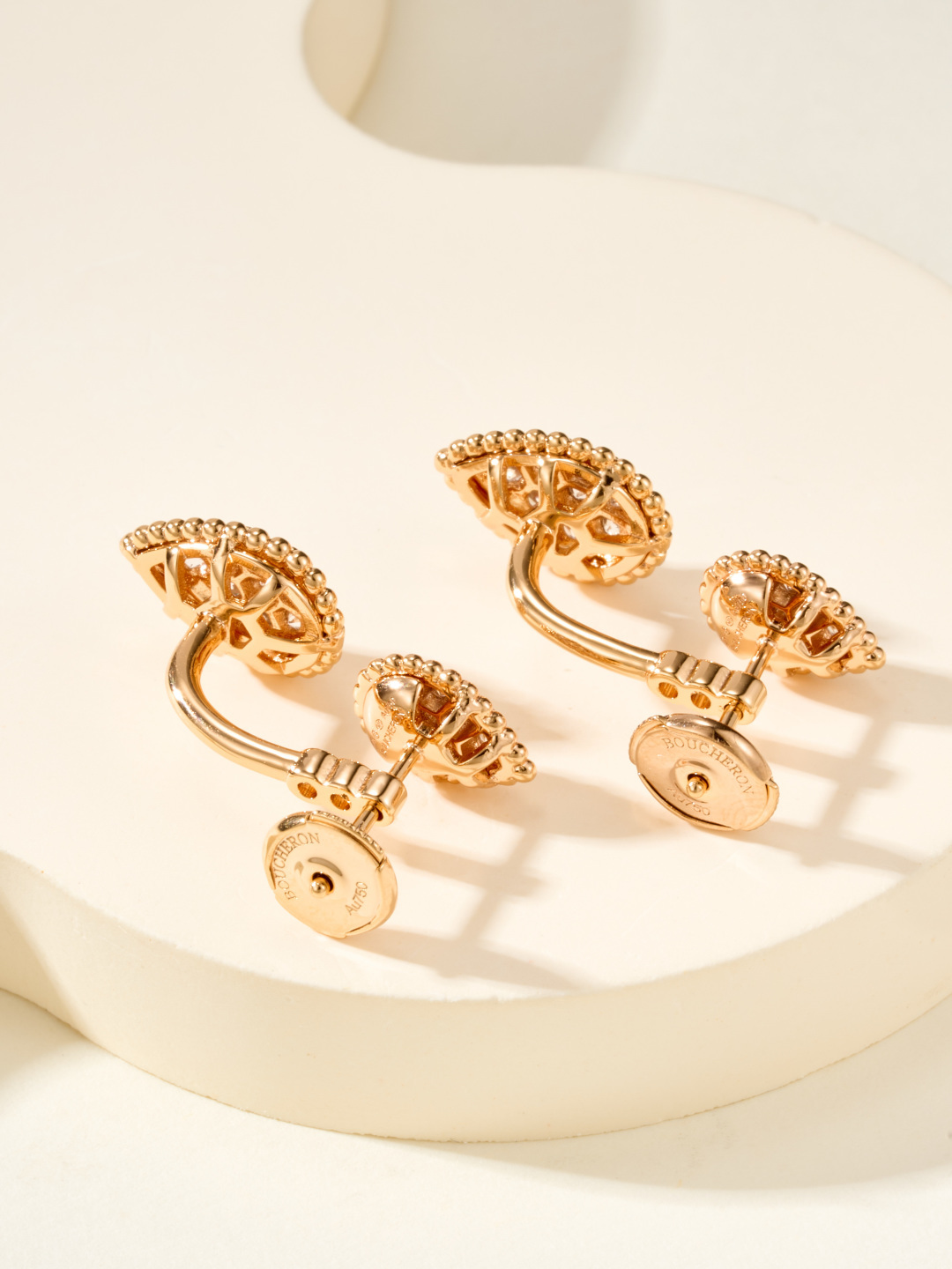 批发价💰150
Boucheron宝诗龙Serpent Bohème系列水滴满钻耳环，璀璨水滴尽显灵动魅力。
无论你是日常佩戴还是参加活动，都在举手投足间透露着独一无二的美丽。
