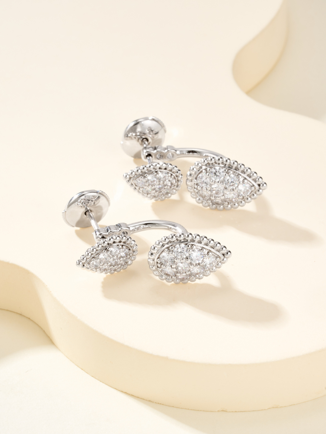 批发价💰150
Boucheron宝诗龙Serpent Bohème系列水滴满钻耳环，璀璨水滴尽显灵动魅力。
无论你是日常佩戴还是参加活动，都在举手投足间透露着独一无二的美丽。
