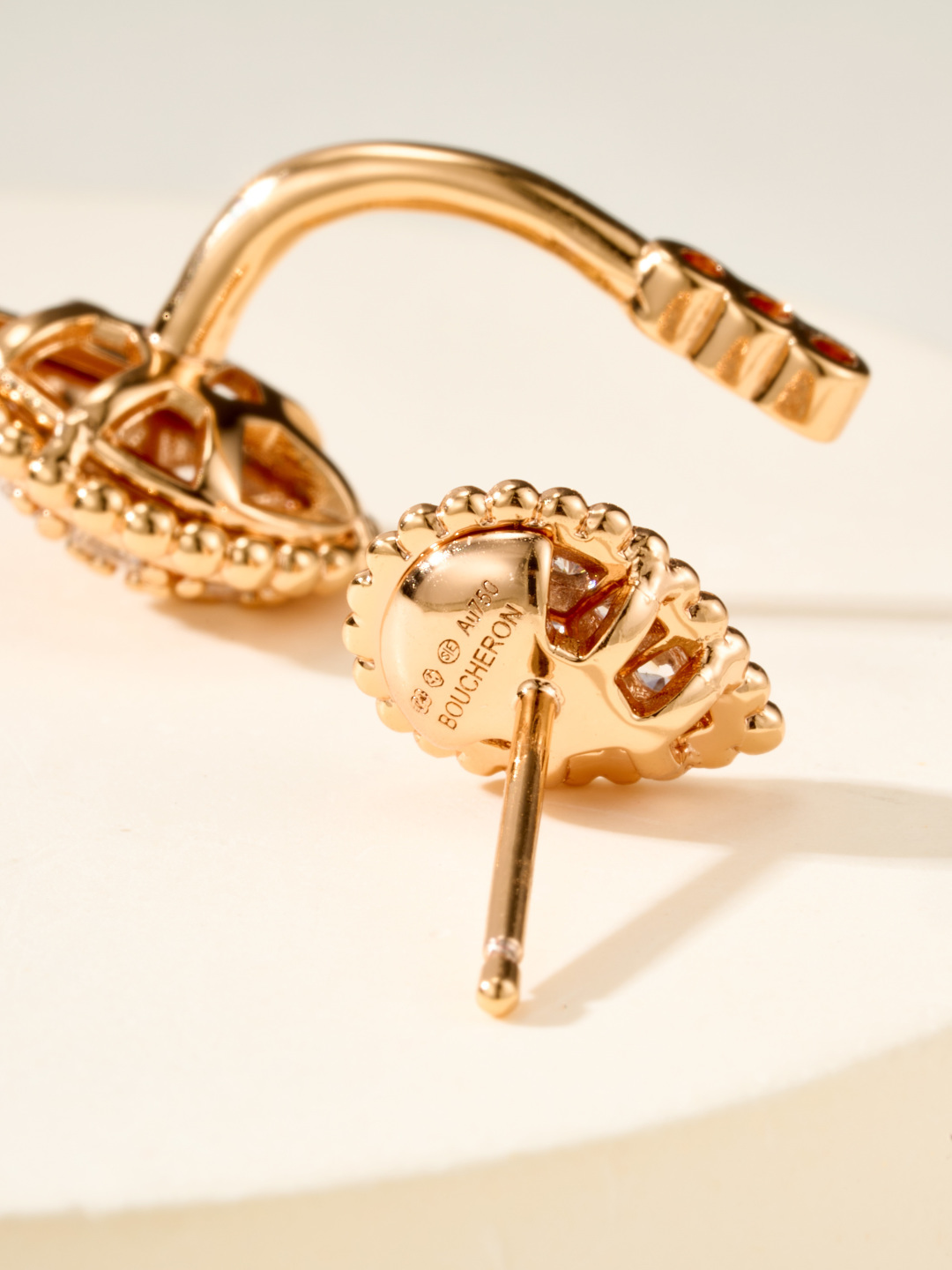 批发价💰150
Boucheron宝诗龙Serpent Bohème系列水滴满钻耳环，璀璨水滴尽显灵动魅力。
无论你是日常佩戴还是参加活动，都在举手投足间透露着独一无二的美丽。
