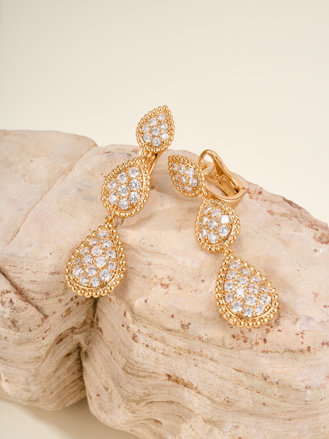 批发价💰185
Boucheron宝诗龙Serpent Bohème系列超大号三花波西米亚水滴镶钻耳环，璀璨水滴尽显灵动魅力。
无论你是日常佩戴还是参加活动，都在举手投足间透露着独一无二的美丽。

