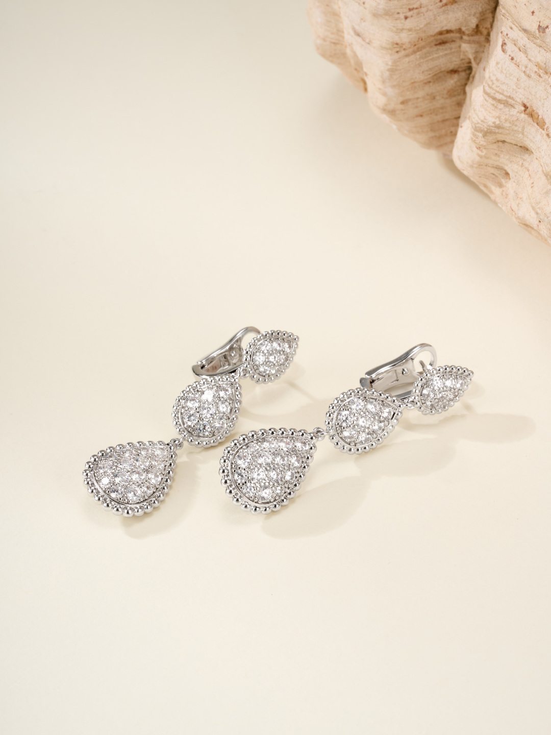 批发价💰185
Boucheron宝诗龙Serpent Bohème系列超大号三花波西米亚水滴镶钻耳环，璀璨水滴尽显灵动魅力。
无论你是日常佩戴还是参加活动，都在举手投足间透露着独一无二的美丽。

