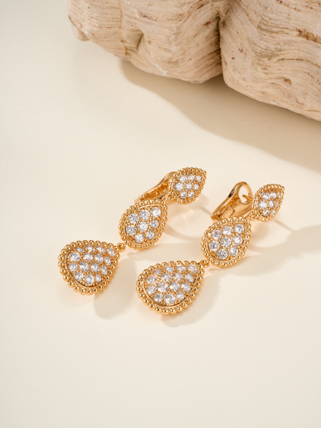 批发价💰185
Boucheron宝诗龙Serpent Bohème系列超大号三花波西米亚水滴镶钻耳环，璀璨水滴尽显灵动魅力。
无论你是日常佩戴还是参加活动，都在举手投足间透露着独一无二的美丽。

