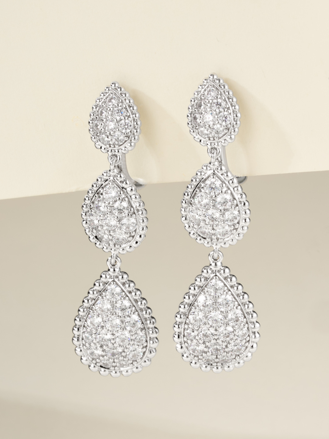 批发价💰185
Boucheron宝诗龙Serpent Bohème系列超大号三花波西米亚水滴镶钻耳环，璀璨水滴尽显灵动魅力。
无论你是日常佩戴还是参加活动，都在举手投足间透露着独一无二的美丽。

