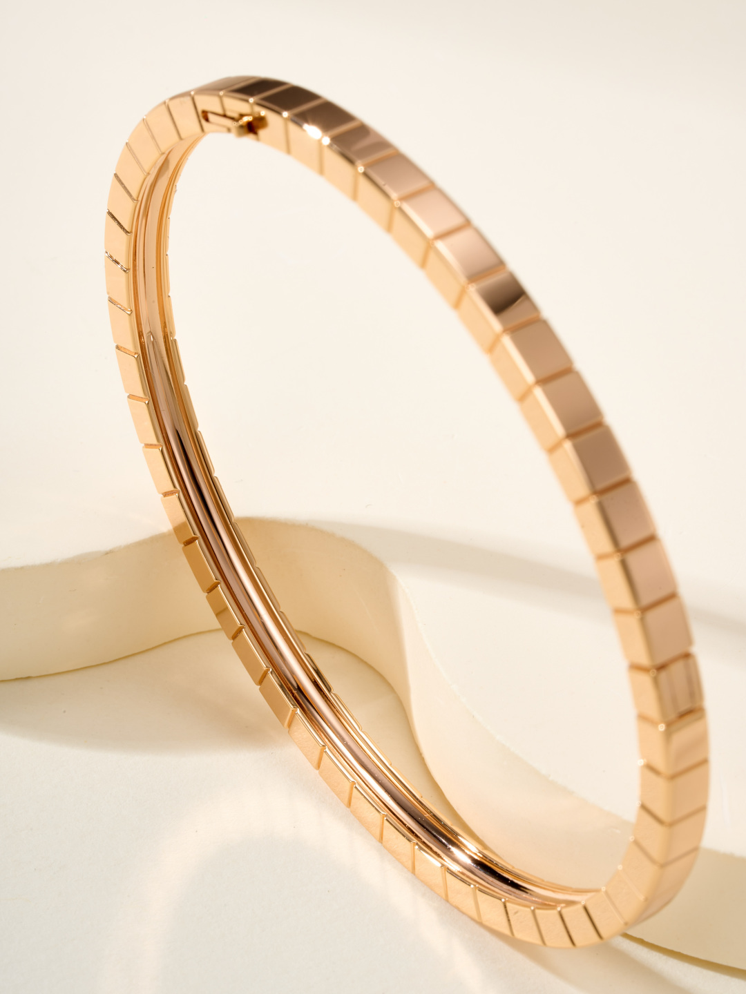 批发价💰230
肖邦小冰块中宽无钻手镯（尺寸17号）设计超绝，光线一晃，细碎星光疯狂蹦迪✨ 简约细圈+方块造型，日常搭T恤秒变精致，配小裙子更是贵气拉满，妥妥万金油选手～
玫瑰金衬得肤色巨好，夏天露手腕绝绝子，已经列入“焊死在手上”清单📿