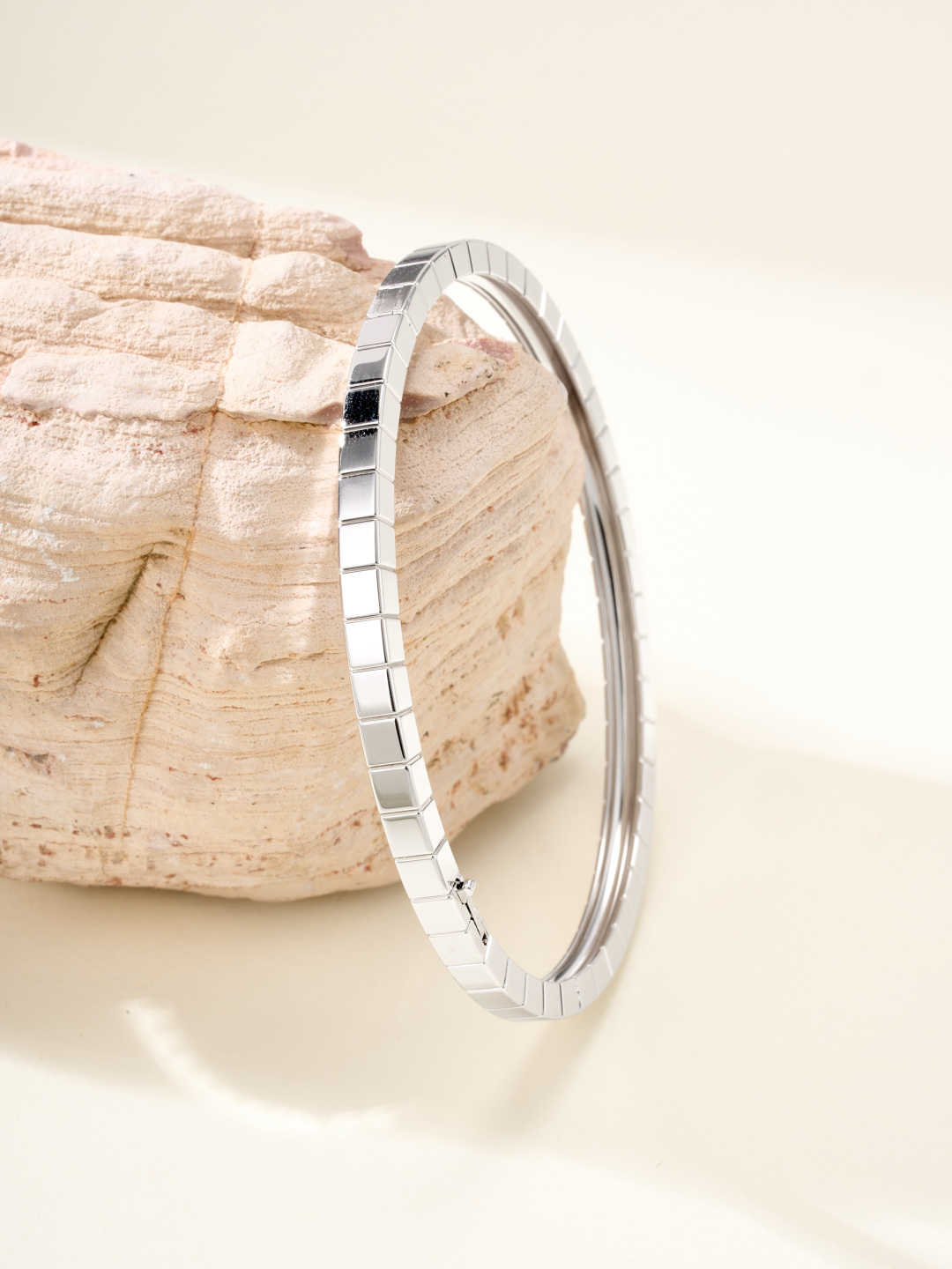 批发价💰230
肖邦小冰块中宽无钻手镯（尺寸17号）设计超绝，光线一晃，细碎星光疯狂蹦迪✨ 简约细圈+方块造型，日常搭T恤秒变精致，配小裙子更是贵气拉满，妥妥万金油选手～
玫瑰金衬得肤色巨好，夏天露手腕绝绝子，已经列入“焊死在手上”清单📿