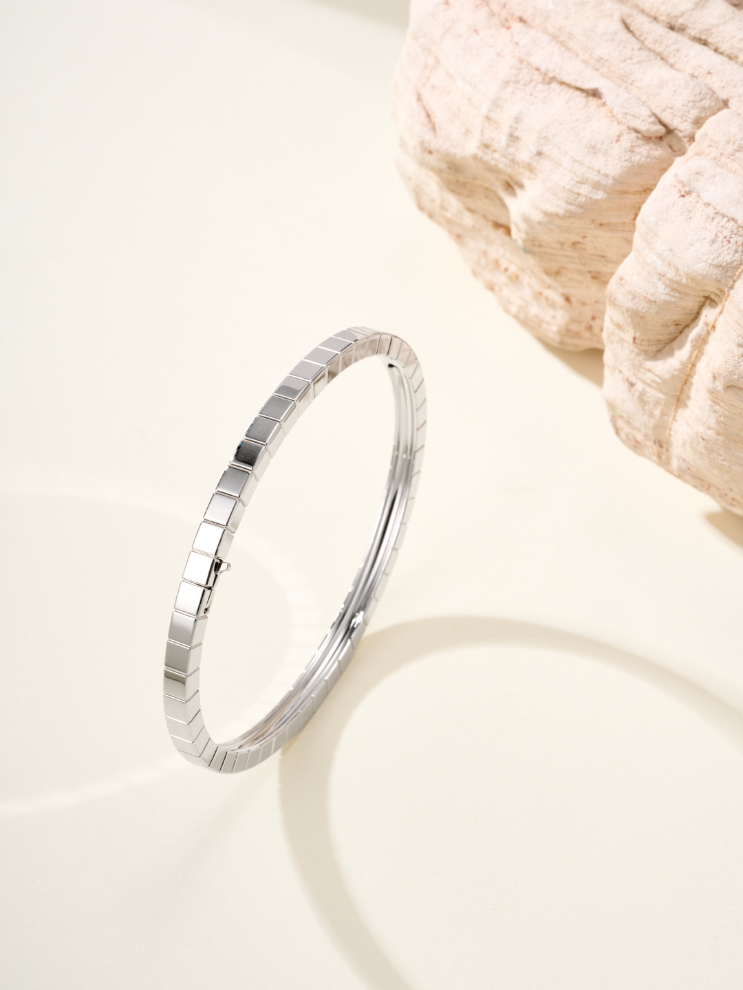 批发价💰230
肖邦小冰块中宽无钻手镯（尺寸17号）设计超绝，光线一晃，细碎星光疯狂蹦迪✨ 简约细圈+方块造型，日常搭T恤秒变精致，配小裙子更是贵气拉满，妥妥万金油选手～
玫瑰金衬得肤色巨好，夏天露手腕绝绝子，已经列入“焊死在手上”清单📿