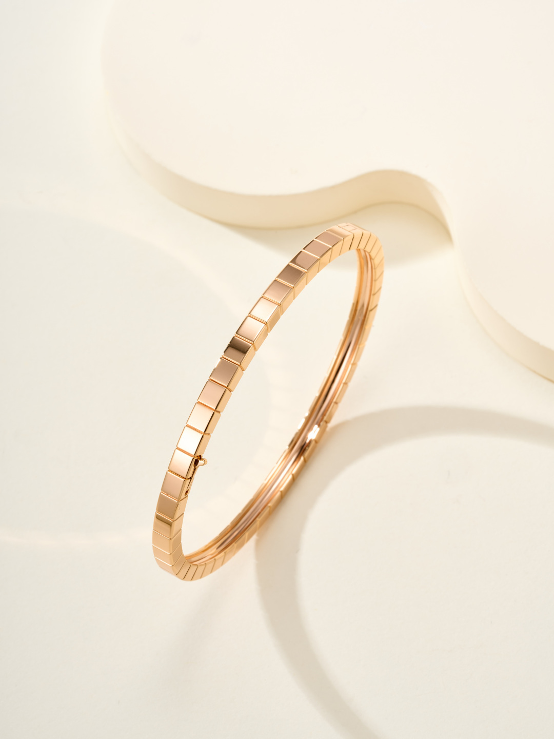 批发价💰230
肖邦小冰块中宽无钻手镯（尺寸17号）设计超绝，光线一晃，细碎星光疯狂蹦迪✨ 简约细圈+方块造型，日常搭T恤秒变精致，配小裙子更是贵气拉满，妥妥万金油选手～
玫瑰金衬得肤色巨好，夏天露手腕绝绝子，已经列入“焊死在手上”清单📿