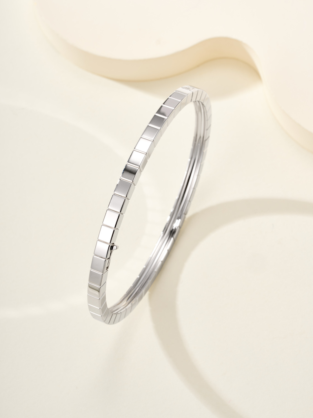 批发价💰230
肖邦小冰块中宽无钻手镯（尺寸17号）设计超绝，光线一晃，细碎星光疯狂蹦迪✨ 简约细圈+方块造型，日常搭T恤秒变精致，配小裙子更是贵气拉满，妥妥万金油选手～
玫瑰金衬得肤色巨好，夏天露手腕绝绝子，已经列入“焊死在手上”清单📿