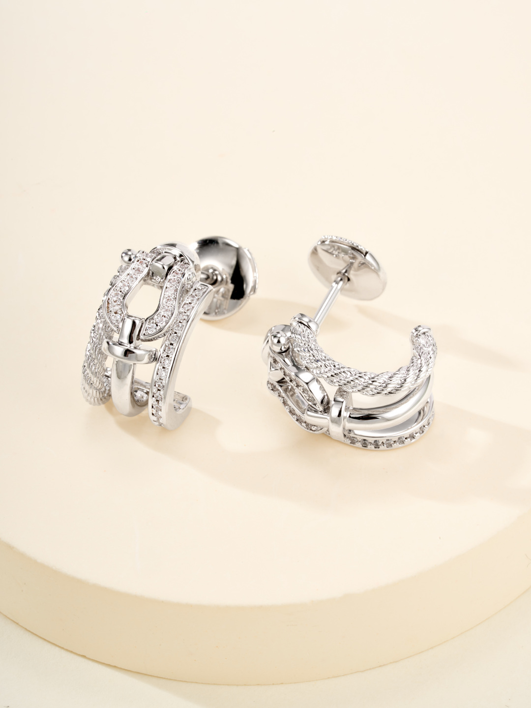 批发价💰145
Force 10 Rise系列作品以大胆无畏、柔美璀璨之姿，为这一经典系列注入了全新的诠释。它激励着我们以一颗无畏之心，勇敢迎接每一个挑战。该系列作品巧妙地融合了标志性的航海扣与链绳设计，展现出独特的品牌魅力
