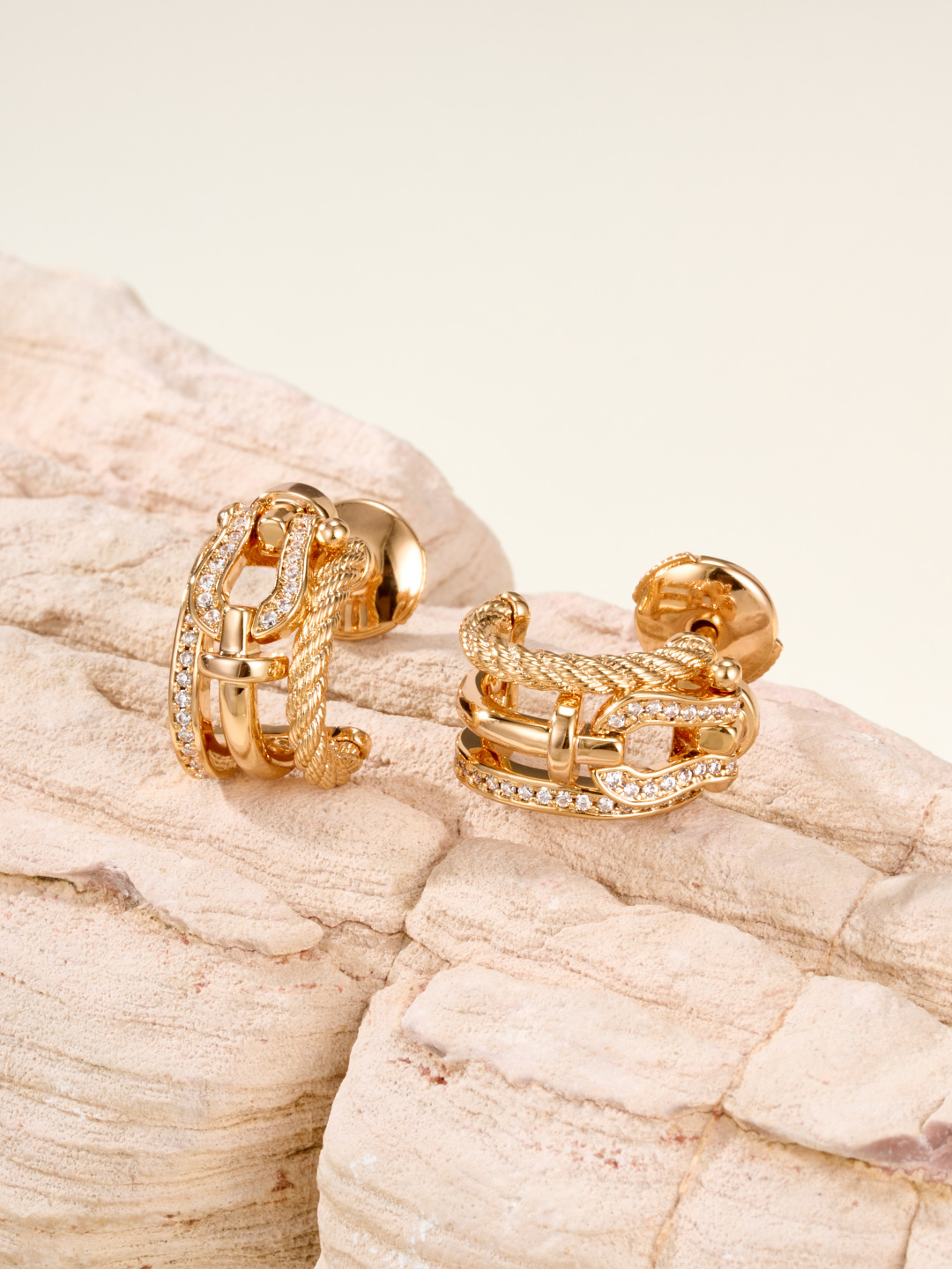 批发价💰145
Force 10 Rise系列作品以大胆无畏、柔美璀璨之姿，为这一经典系列注入了全新的诠释。它激励着我们以一颗无畏之心，勇敢迎接每一个挑战。该系列作品巧妙地融合了标志性的航海扣与链绳设计，展现出独特的品牌魅力
