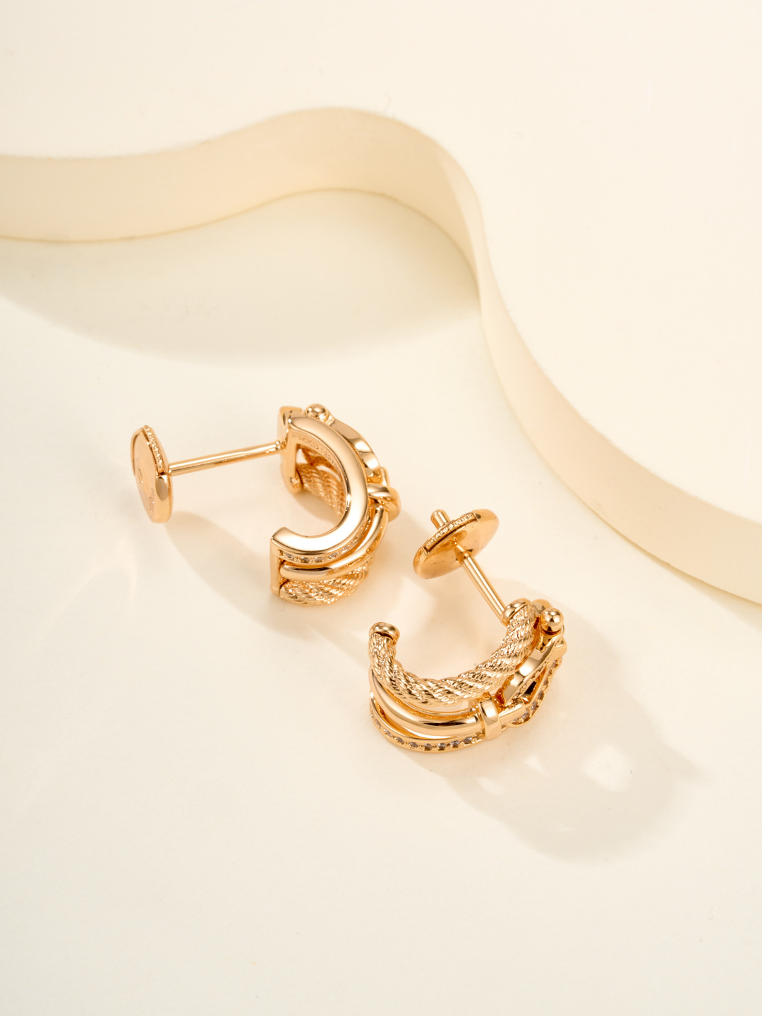 批发价💰145
Force 10 Rise系列作品以大胆无畏、柔美璀璨之姿，为这一经典系列注入了全新的诠释。它激励着我们以一颗无畏之心，勇敢迎接每一个挑战。该系列作品巧妙地融合了标志性的航海扣与链绳设计，展现出独特的品牌魅力
