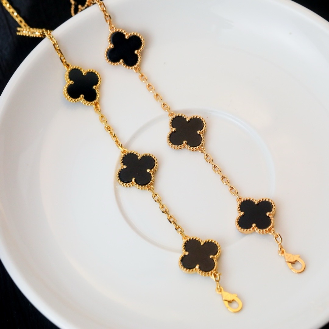 Van Cleef & Arpels bracelet black onyx five motifs diamond-shaped clasp