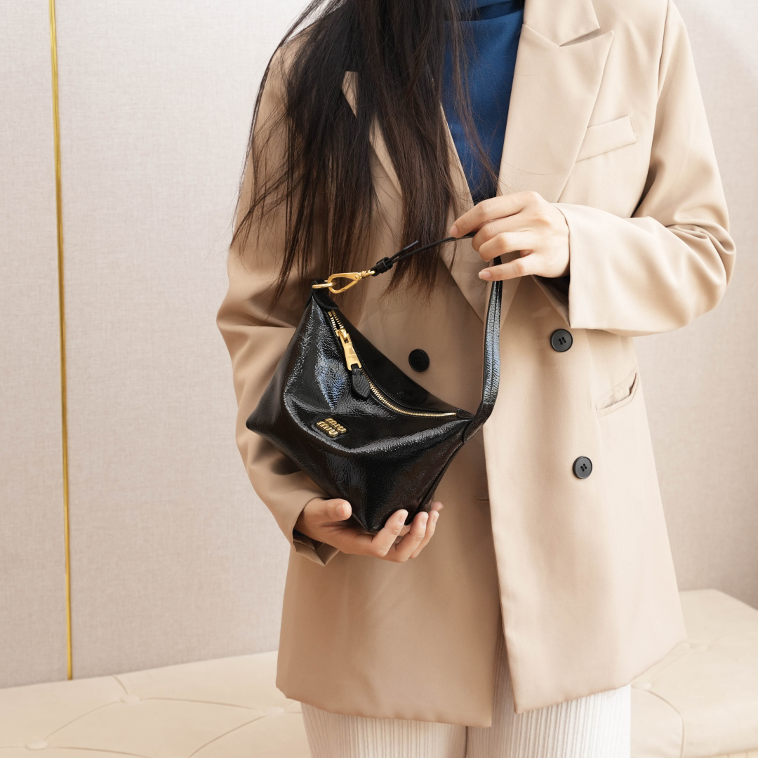 NO:581842,5NE841, new oil wax patent leather lunch box bag, (black) upper body effect reference, MIUMIU, miumiu198609095NE841,新品油蜡漆皮饭盒包,（黑色） 上身效果参考,MIUMIU,miumiu,Bag