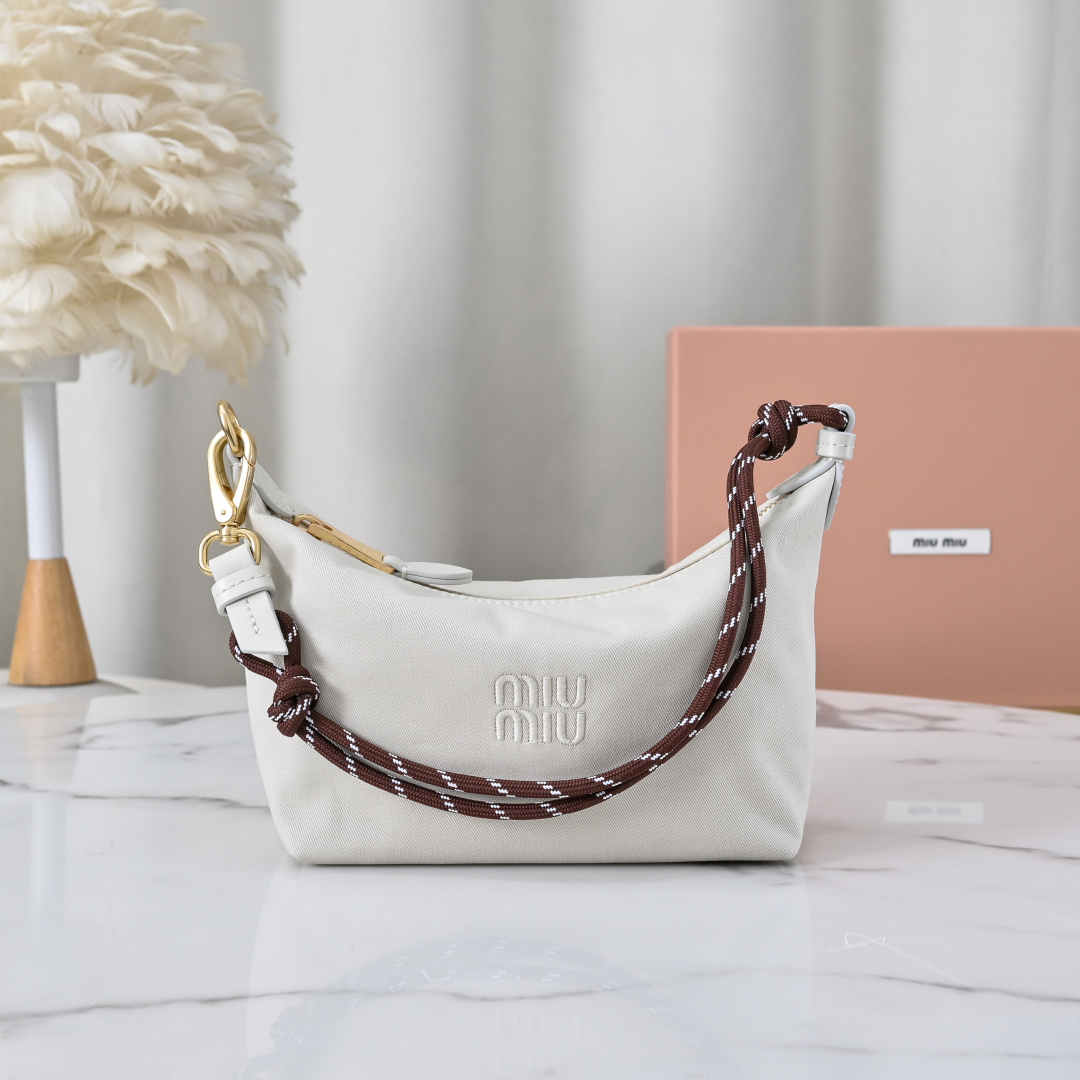 NO:581826,5NE841 new denim lunch box bag, unique ice crack texture, iconic Miu logo on the front, cotton lining, ultra-light, large capacity, looks good no matter how you wear it, suitable for all seasons, size bottom length 19cm, opening width 25.5cm, height 14cm, bottom width 10 [equipped with full package at the counter], MIUMIU, miumiu198609095NE841新品牛仔布饭盒包,独特的冰裂纹理,正面标志性 Miu金额logo,棉布内里,超轻,容量大,怎么搭都好看,一年四季都适用,尺寸底长19cm,开口宽25.5cm,高14cm,底部宽10【配置专柜全套包装】,MIUMIU,miumiu,Bag