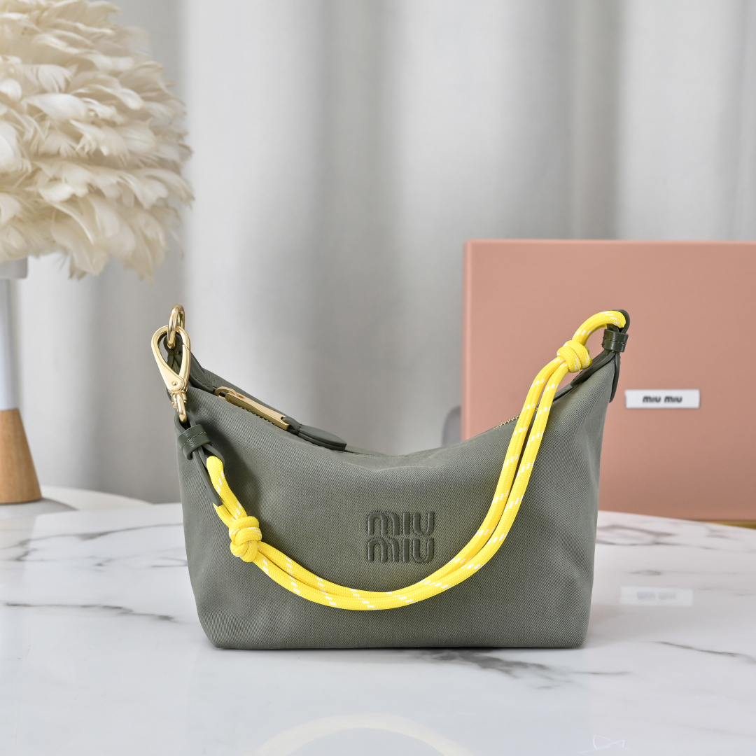 NO:581834,5NE841 new denim lunch box bag, unique ice crack texture, iconic Miu logo on the front, cotton lining, ultra-light, large capacity, looks good no matter how you wear it, suitable for all seasons, size bottom length 19cm, opening width 25.5cm, height 14cm, bottom width 10 [equipped with full package at the counter], MIUMIU, miumiu198609095NE841新品牛仔布饭盒包,独特的冰裂纹理,正面标志性 Miu金额logo,棉布内里,超轻,容量大,怎么搭都好看,一年四季都适用,尺寸底长19cm,开口宽25.5cm,高14cm,底部宽10【配置专柜全套包装】,MIUMIU,miumiu,Bag