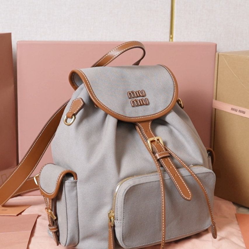 Miu Miu 5BZ042 miumiu is a hot seller in counters. miumiu is a hot seller in counters. It is a hot seller in counters. New college style backpack