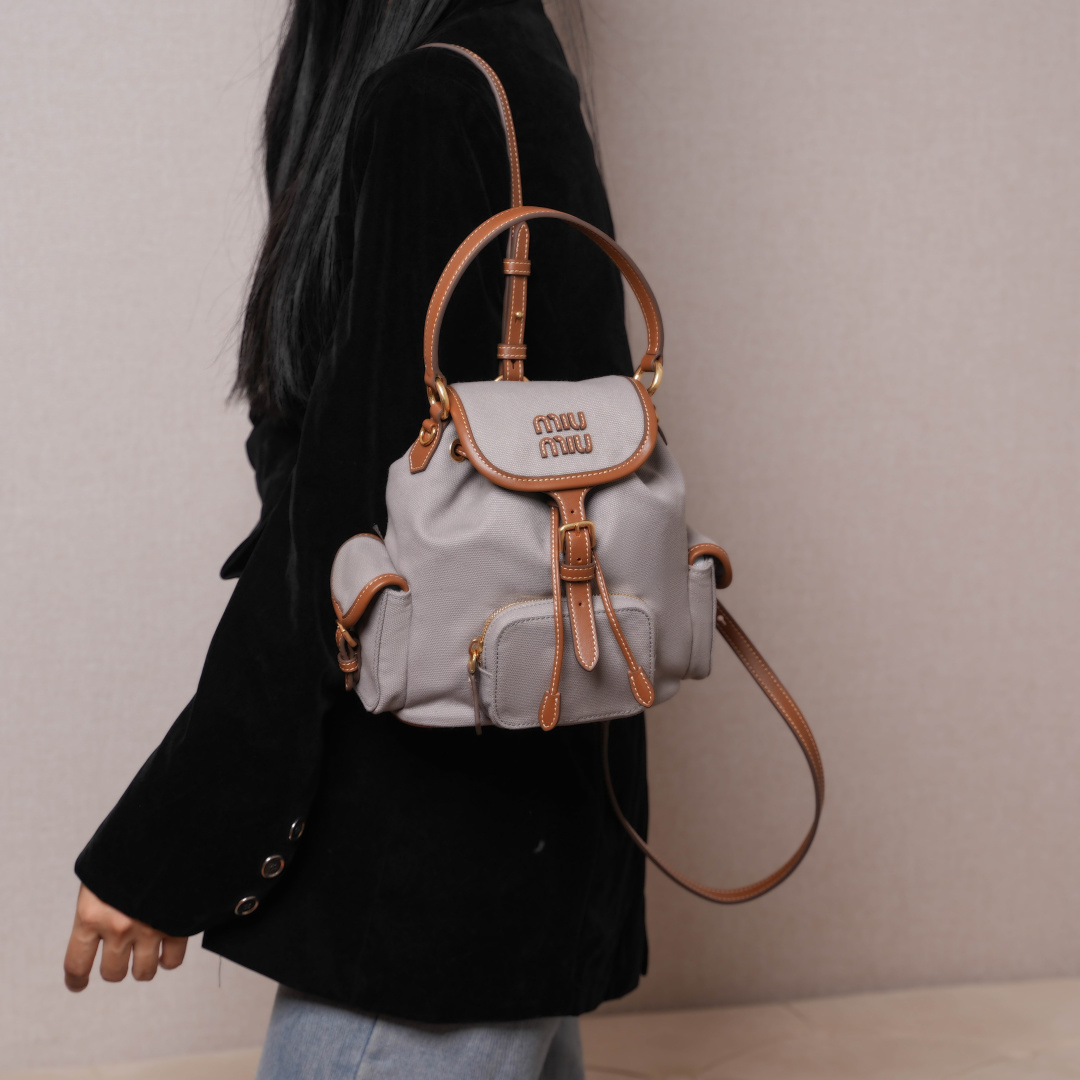 Miu Miu 5BZ043miumiu matching counter hot salemiumiu matching counter hot selling matching version counter hot selling new college style backpack
