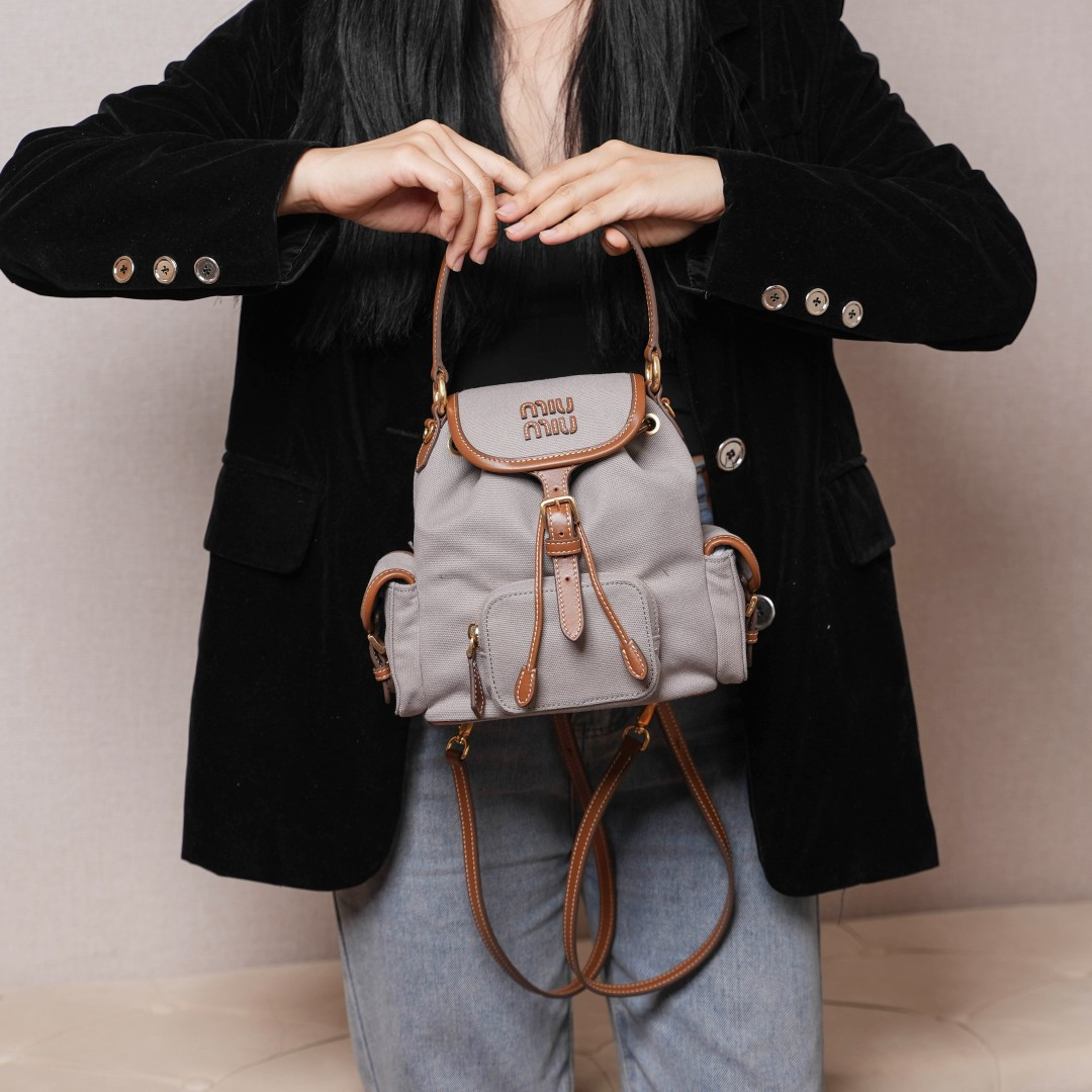 Miu Miu 5BZ043miumiu matching counter hot salemiumiu matching counter hot selling matching version counter hot selling new college style backpack