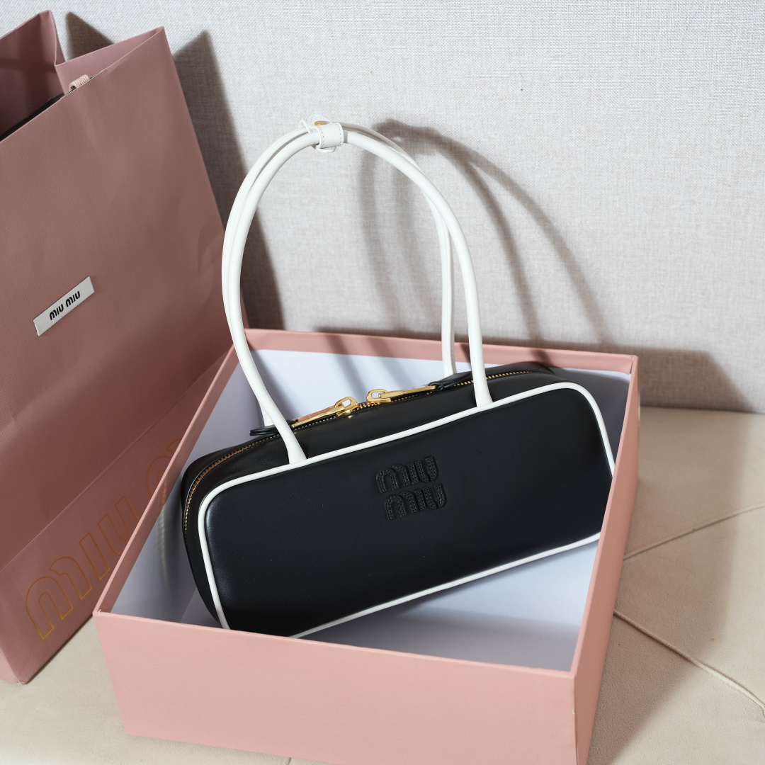 Miu Miu 5BB173: (black/white)