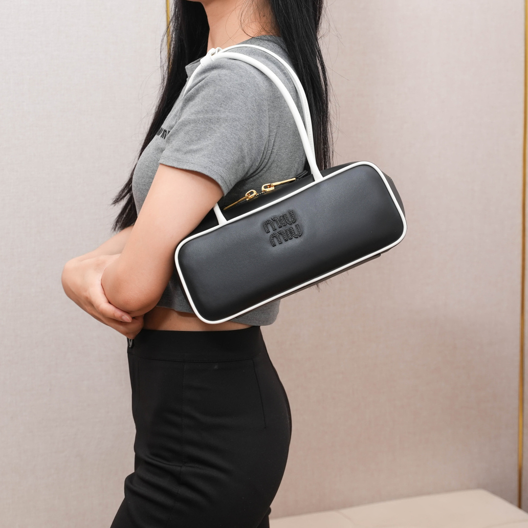 Miu Miu 5BB173: (black/white)