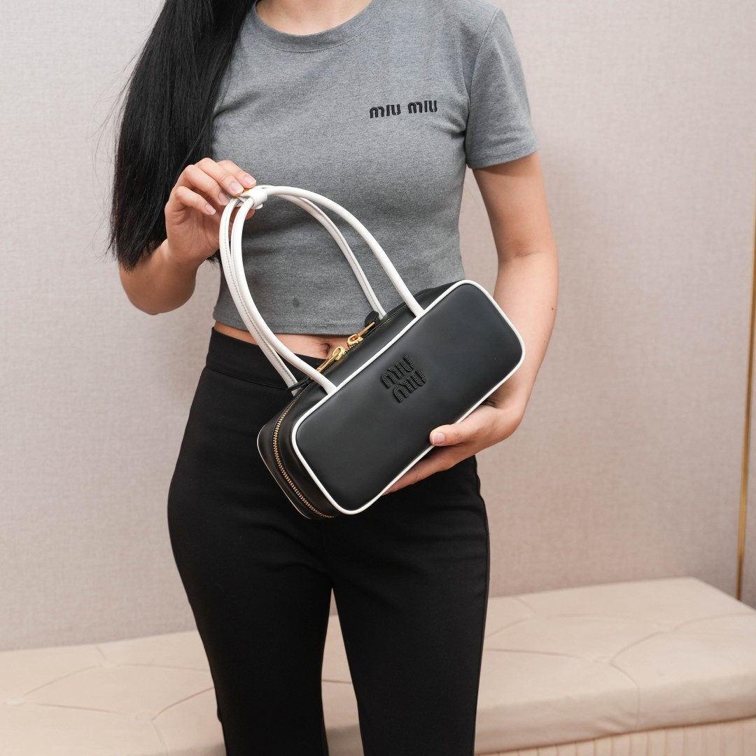 Miu Miu 5BB173: (black/white)