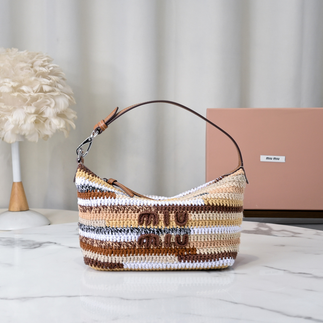 NO:574746,5NE841, rainbow woven lunch box bag, ultra-heavy handmade, hand-crocheted with a variety of materials, not a single material version on the market, iconic Miu embroidery on the front, cotton lining, ultra-light, large capacity, looks good no matter how you wear it, suitable for all seasons, size bottom length 19cm, opening width 25.5cm, height 14cm, bottom width 10cm,, MIUMIU, miumiu198609095NE841,彩虹编织饭盒包,超重工纯手工制作,采用多种材质编织手工钩织,非市面单一材质版本,正面标志性 Miu刺绣,棉布内里,超轻,容量大,怎么搭都好看,一年四季都适用,尺寸底长19cm,开口宽25.5cm,高14cm,底部宽10cm,,MIUMIU,miumiu,Bag