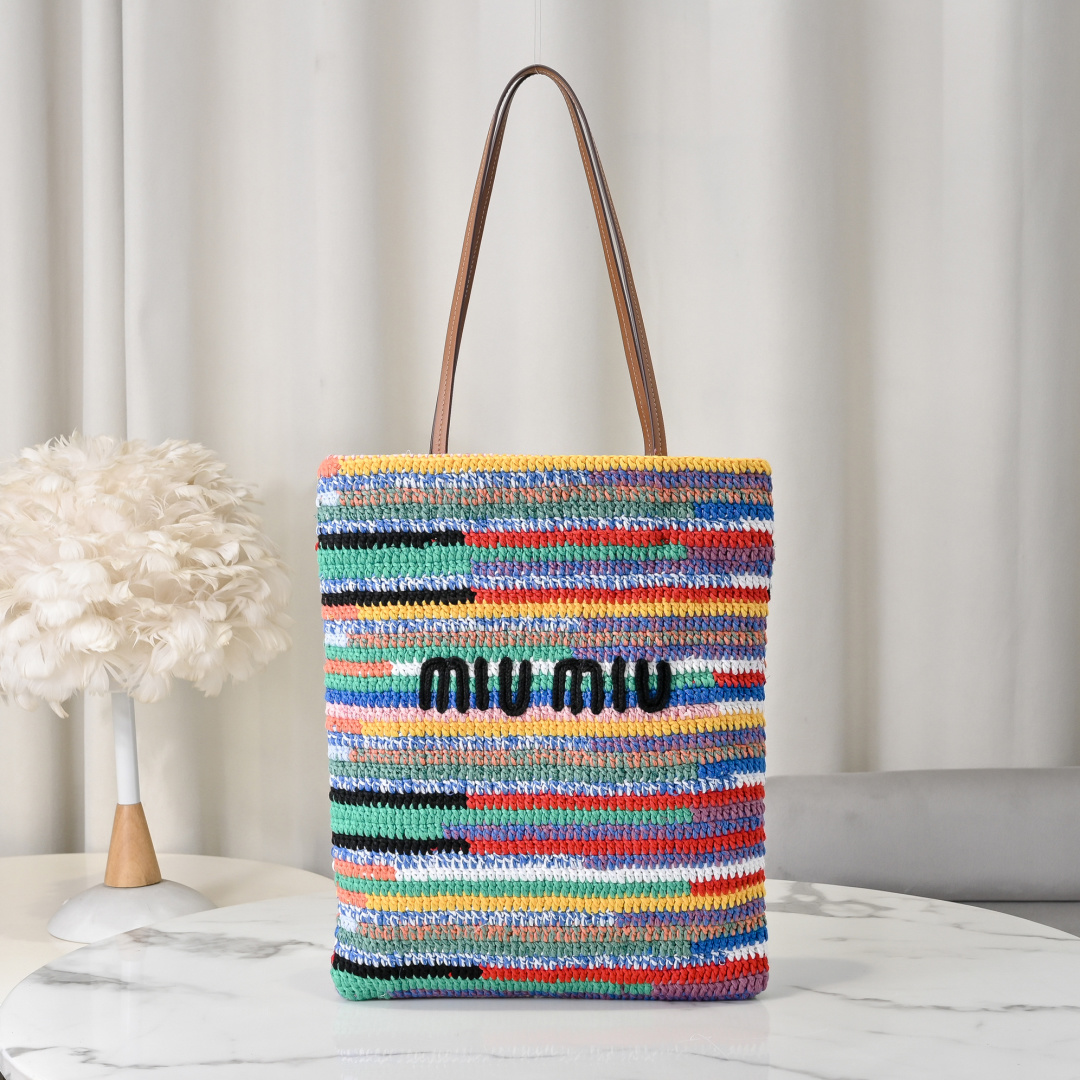 NO:701268,5BG248, a super heavy-duty rainbow woven bag made by hand. It is crocheted with cotton threads of multiple colors. The hand-making is very complicated. It has the new iconic MiuMiu embroidery on the front and is lined with cotton. It is ultra-light and has a large capacity. The small-size vertical version is more adaptable. It is an excellent choice for work, commuting and traveling. It is suitable for all seasons. The real thing is super beautiful. The size is 30X38CM. It comes with original packaging. MIUMIU, miumiu198609095BG248,超重工纯手工制作彩虹编织包,采用多种颜色绵线钩织,手工制作非常复杂,新正面标志性MiuMiu刺绣,棉布里内,超轻,容量超大,小尺寸竖版适配度更高,上班通勤外出旅游都是绝佳的选择,一年四季都适用,实物超级无敌美,尺寸30X38CM,配原版包装,,MIUMIU,miumiu,Bag