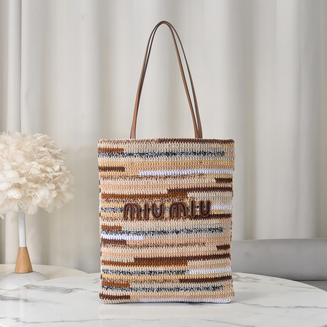 NO:406697,5BG248, super heavy industry purely handmade rainbow woven bag, crochet with cotton thread, handmade very complex, new front iconic MiuMiu embroidery, cotton cloth, ultra light, super large capacity, small size vertical version has higher adaptability, work, commuting and traveling are excellent choices, suitable for all seasons, physical objects are super invincible, size 30X38CM, with original packaging, MIUMIU, miumiu198609095BG248,超重工纯手工制作彩虹编织包,采用多种颜色绵线钩织,手工制作非常复杂,新正面标志性MiuMiu刺绣,棉布里内,超轻,容量超大,小尺寸竖版适配度更高,上班通勤外出旅游都是绝佳的选择,一年四季都适用,实物超级无敌美,尺寸30X38CM,配原版包装,,MIUMIU,miumiu,Bag