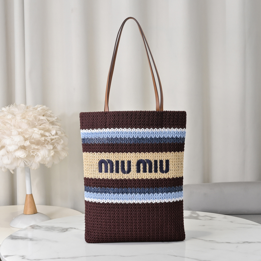 NO:406694,5BG248, MiuMiu embroidery, cotton cloth, ultra-light, super large capacity, small size vertical version has higher adaptability, working, commuting and traveling are all excellent choices, suitable for all seasons, physical objects are super invincible, size 30X38cm, MIUMIU, miumiu198609095BG248,MiuMiu刺绣,棉布里内,超轻,容量超大,小尺寸竖版适配度更高,上班通勤外出旅游都是绝佳的选择,一年四季都适用,实物超级无敌美,尺寸30X38cm,MIUMIU,miumiu,Bag