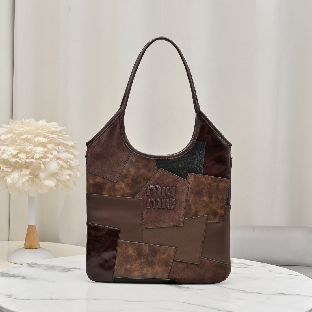 NO:558360,5BG231, Miu's new Isetan limited edition tote bag, is handmade and spliced with a variety of leathers. The bold and innovative design perfectly interprets  Miu is eclectic and has a casual and inclusive attitude towards life. It is definitely a popular style this year. Top-grade imported calfskin, high-end texture, soft but not collapsed, casual and lazy temperament, large capacity, 100% return rate when carrying it on the street every day. Hand-sewn leather logo logo, brand new linen inside, with zipper pocket, size 35 X 40Cm, with original packaging,, MIUMIU, miumiu, totes, cowhide198609095BG231,Miu家新款伊势丹限定托特包,重手工制作,多种皮质拼接而成,大胆创新的设计完美诠释了 Miu不拘一格,潇洒随意包容的人生态度,今年绝对爆款式,顶级进口小牛皮,质感高级,包身软而不塌,气质随性慵懒,容量超大,日常出街背它回头率百分百,手工缝制皮面Logo标志,内里全新麻布里,配拉链式口袋,尺寸35 X 40Cm,配原版包装,,MIUMIU,miumiu,totes,cowhide,Bag