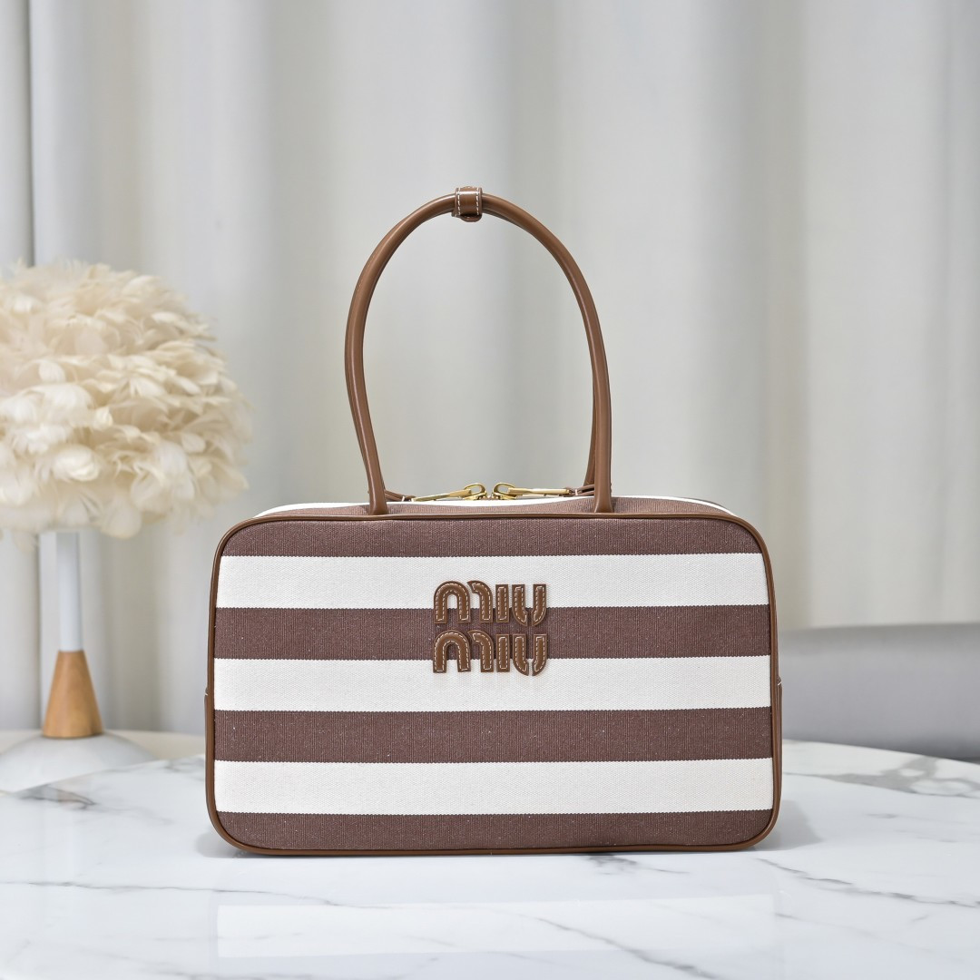 NO:558353,5BB117 brown stripe, MiuMiu's new canvas briefcase, a complete fusion of fashion and classic, it has to be the next big hit. The canvas fabric is paired with calfskin, which is soft and durable. It is lighter and more versatile than the all-leather model. It is amazing in both appearance and practicality. The three-generation long handle design is easy to carry on the shoulder. The large design has sufficient capacity and can easily hold various necessities, whether for work or travel.  It is a perfect choice, the new canvas lining is more beautiful and durable, size 34X21X12cm (with original packaging), MIUMIU, miumiu, cowhide198609095BB117棕色条纹,MiuMiu新品帆布公文包,时尚与经典的完全融合,下一个大爆款非它莫属,帆布面料搭配小牛皮,质感柔软且耐用,比起全皮款更加轻便且颜色也更百搭,无论外观还是实用性都让人惊叹,三代长手柄设计方便肩背,大号设计容量充足,可轻松装下各种必需品,无论上班还是出游, 它都是完美的选择,全新的帆布衬里更美观耐用,尺寸34X21X12cm（配原版包装）,MIUMIU,miumiu,cowhide,Bag