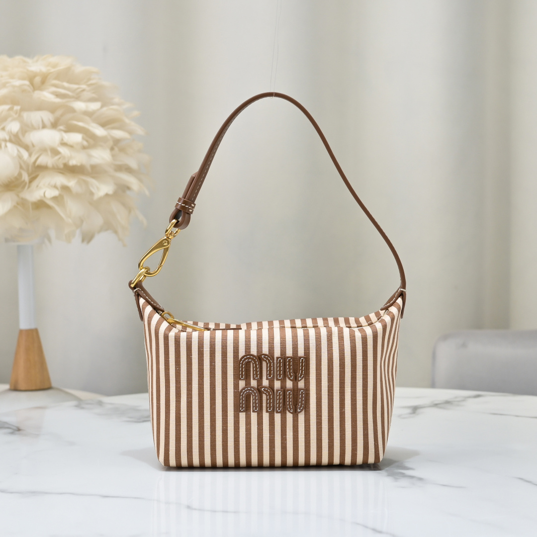 NO:581816,5NE841, new striped brown canvas box bag, unique ice crack texture, iconic Miu amount logo on the front, cotton lining, ultra-light, large capacity, looks good no matter how you wear it, suitable for all seasons, size bottom length 19cm, opening width 25.5cm, height 14cm, bottom width 10 [equipped with full counter packaging], MIUMIU, miumiu198609095NE841,新品条纹棕色帆布盒包,独特的冰裂纹理,正面标志性 Miu金额logo,棉布内里,超轻,容量大,怎么搭都好看,一年四季都适用,尺寸底长19cm,开口宽25.5cm,高14cm,底部宽10【配置专柜全套包装】,MIUMIU,miumiu,Bag