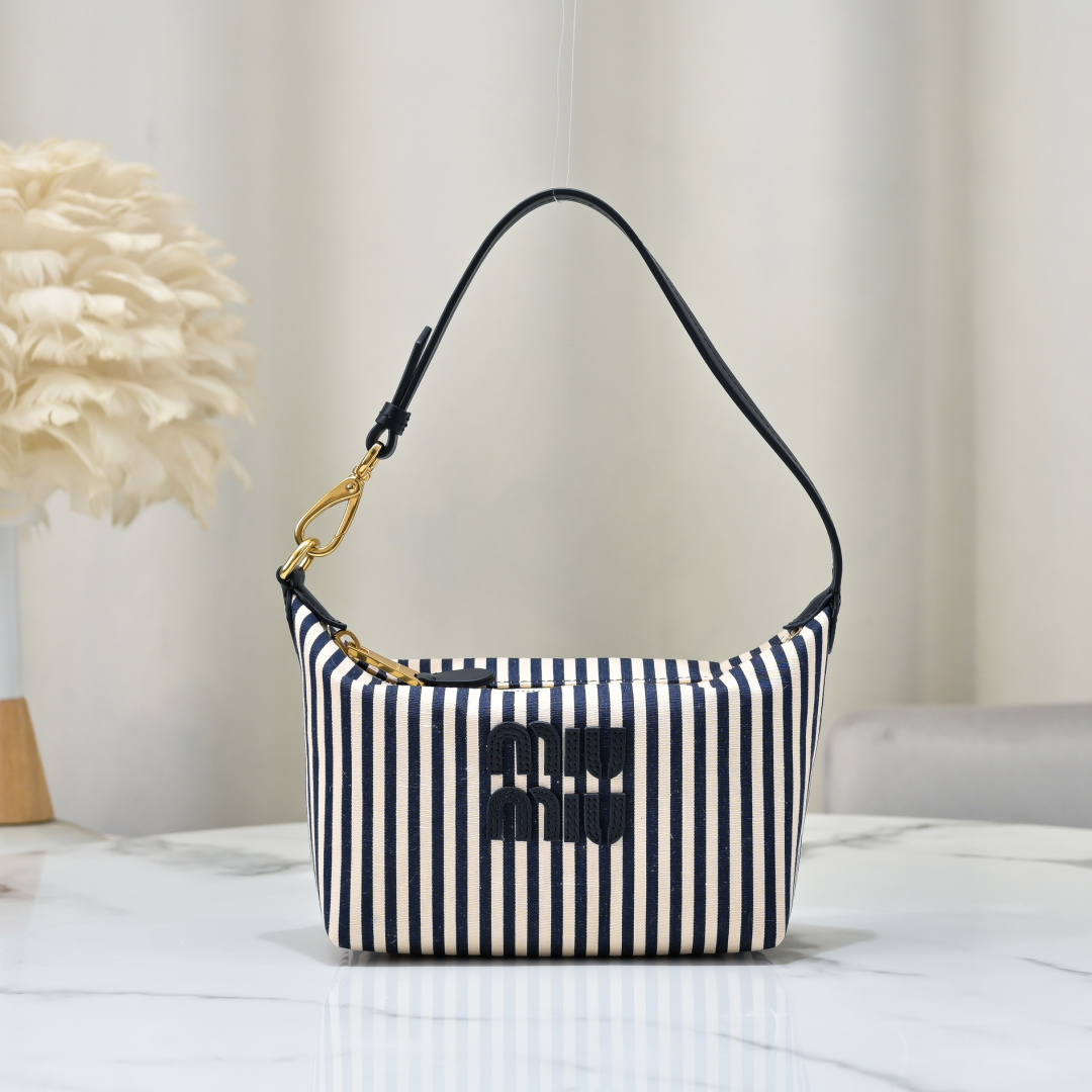 NO:581845,5NE841, new striped blue canvas box bag, unique ice crack texture, iconic Miu amount logo on the front, cotton lining, ultra-light, large capacity, looks good no matter how you wear it, suitable for all seasons, size bottom length 19cm, opening width 25.5cm, height 14cm, bottom width 10 [equipped with full counter packaging], MIUMIU, miumiu198609095NE841,新品条纹蓝帆布盒包,独特的冰裂纹理,正面标志性 Miu金额logo,棉布内里,超轻,容量大,怎么搭都好看,一年四季都适用,尺寸底长19cm,开口宽25.5cm,高14cm,底部宽10【配置专柜全套包装】,MIUMIU,miumiu,Bag