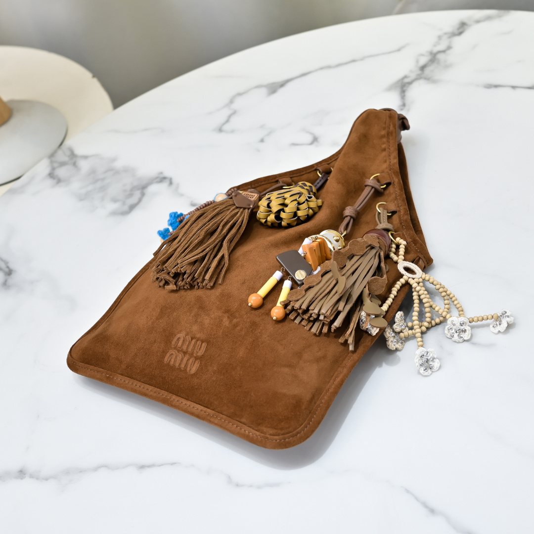 Miu Miu Style Leather Top Handle Bag Lookbook Reference image 2