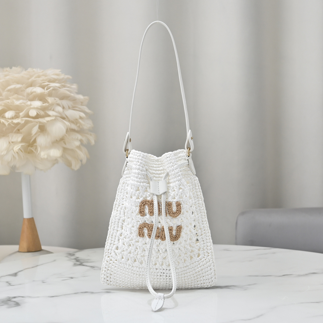 Miu Miu Style White Leather Shoulder Bag Lookbook Reference image 1