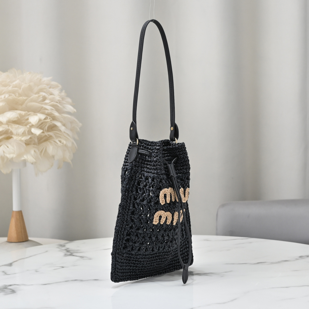 Miu Miu Style Black Leather Shoulder Bag Lookbook Reference image 2